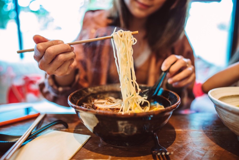 ≡ How to Eat Ramen Noodles With Chopsticks Like a Pro
