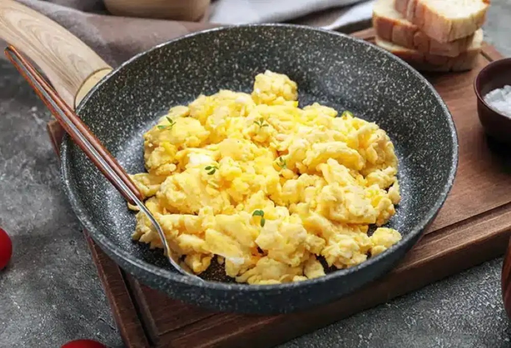 Сómo cocinar huevos revueltos jugosos y sabrosos para el desayuno (14808) | Povkusu.com