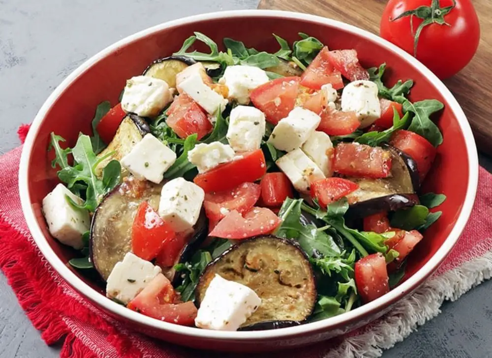 Ensalada ligera pero satisfactoria con berenjenas y queso feta (17215) | Povkusu.com