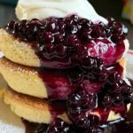 Airy pancakes with currants